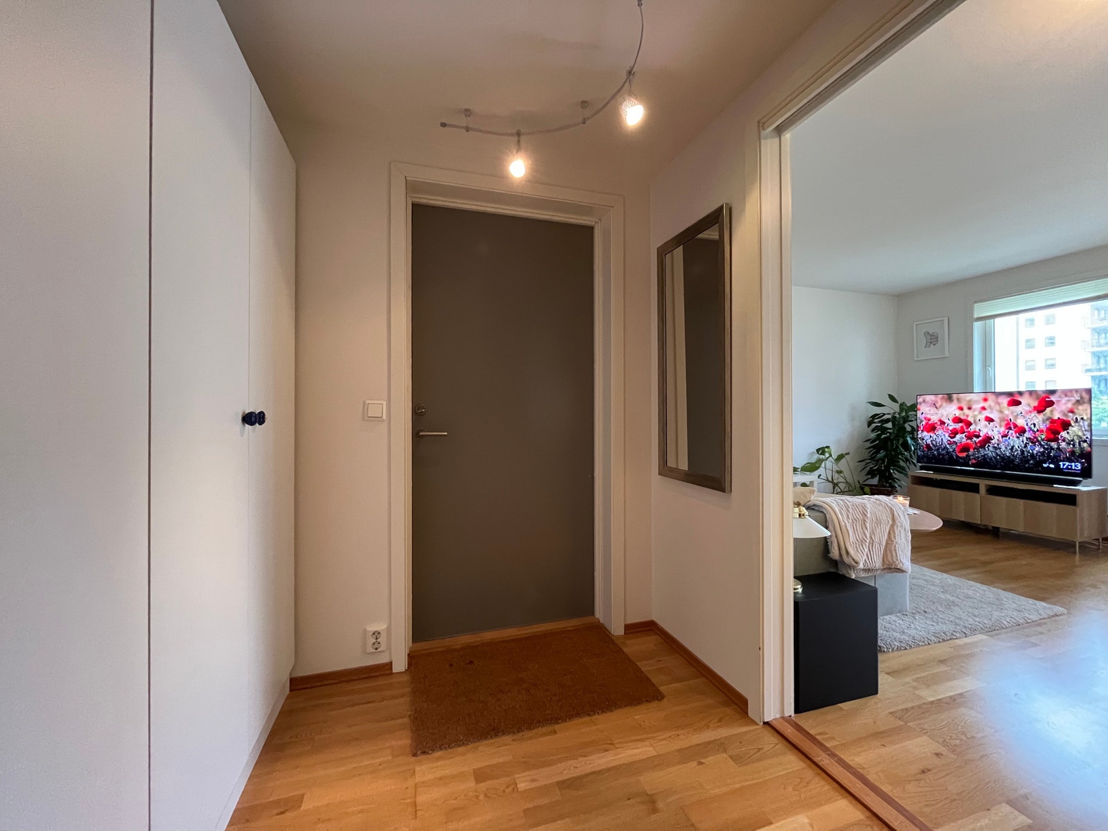 Entre med store garderobeskap. Galleribilde