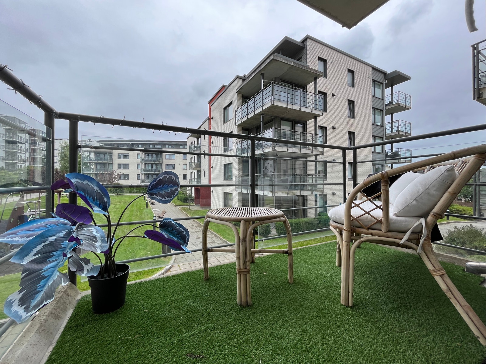 Balkong med utsikt mot pene fellesområder. Galleribilde