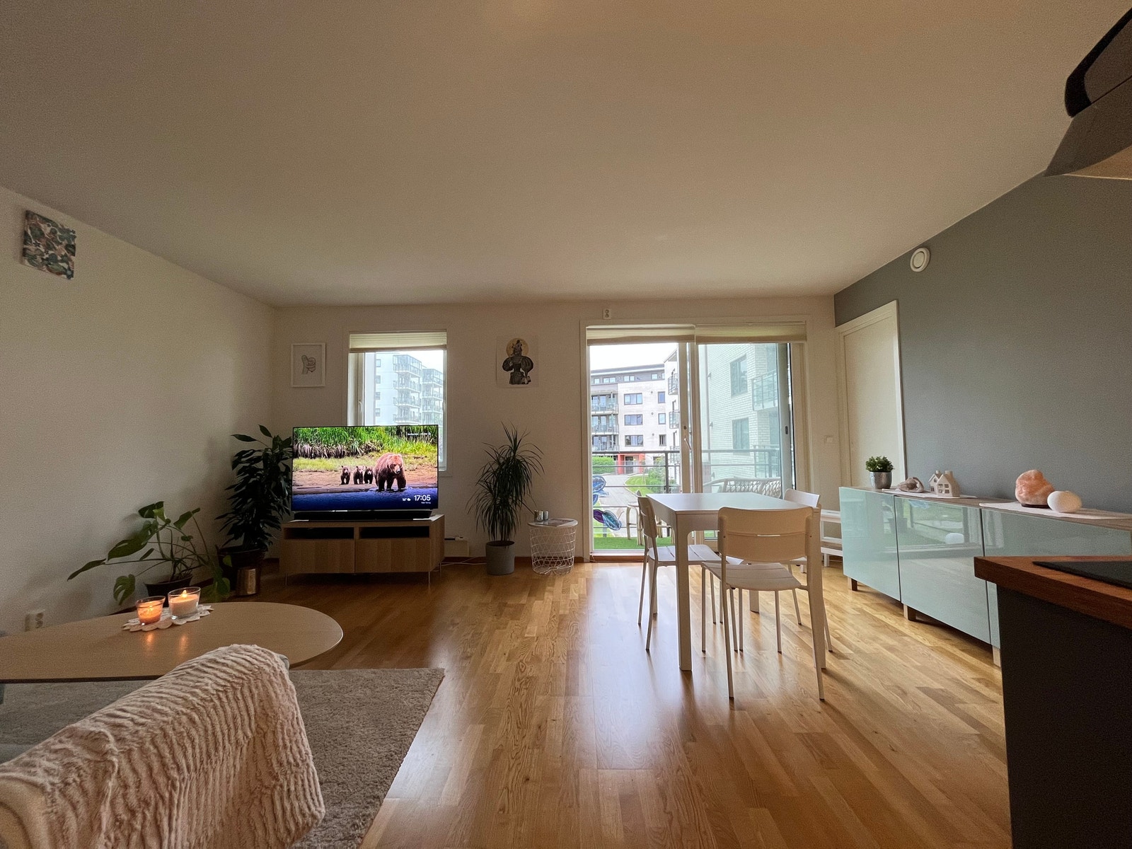 Trivelig stue med utgang til balkong. Galleribilde