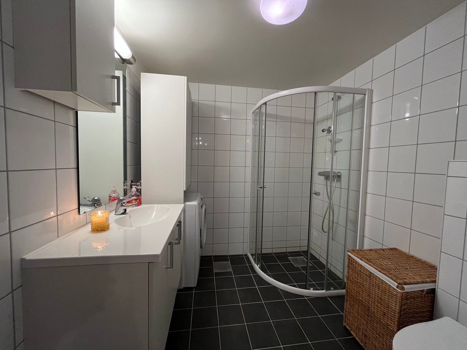 Hel-fliset bad med vaskemaskin. Galleribilde