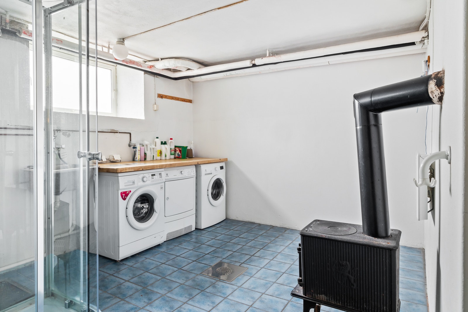 Felles vaskerom og bad nr 2 i kjeller Galleribilde