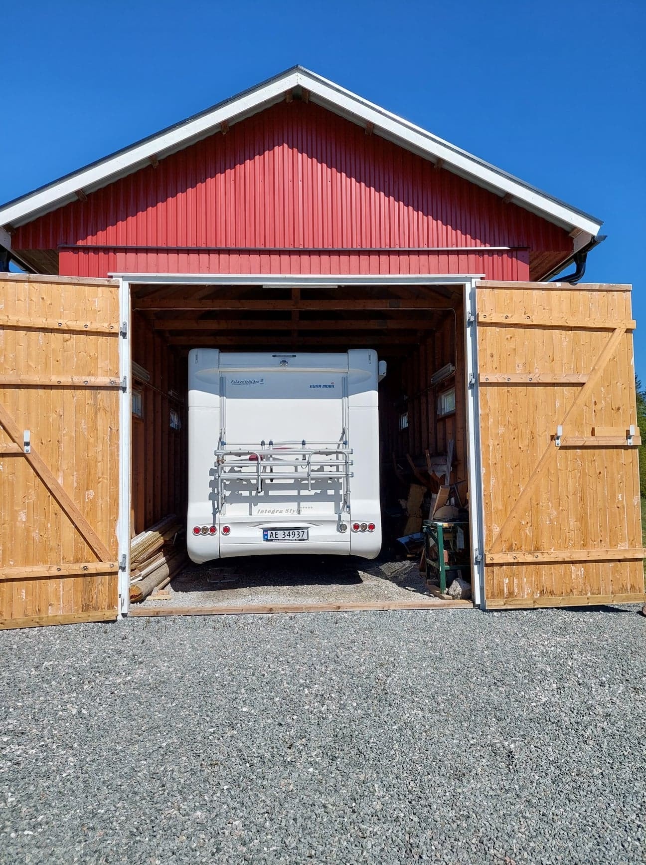 Bobilgarasje. Bobilen er også til salgs, om man ønsker en "pakkeløsning" :-) : https://www.finn.no/car/mobilehome/ad.html?finnkode=265486342 Galleribilde
