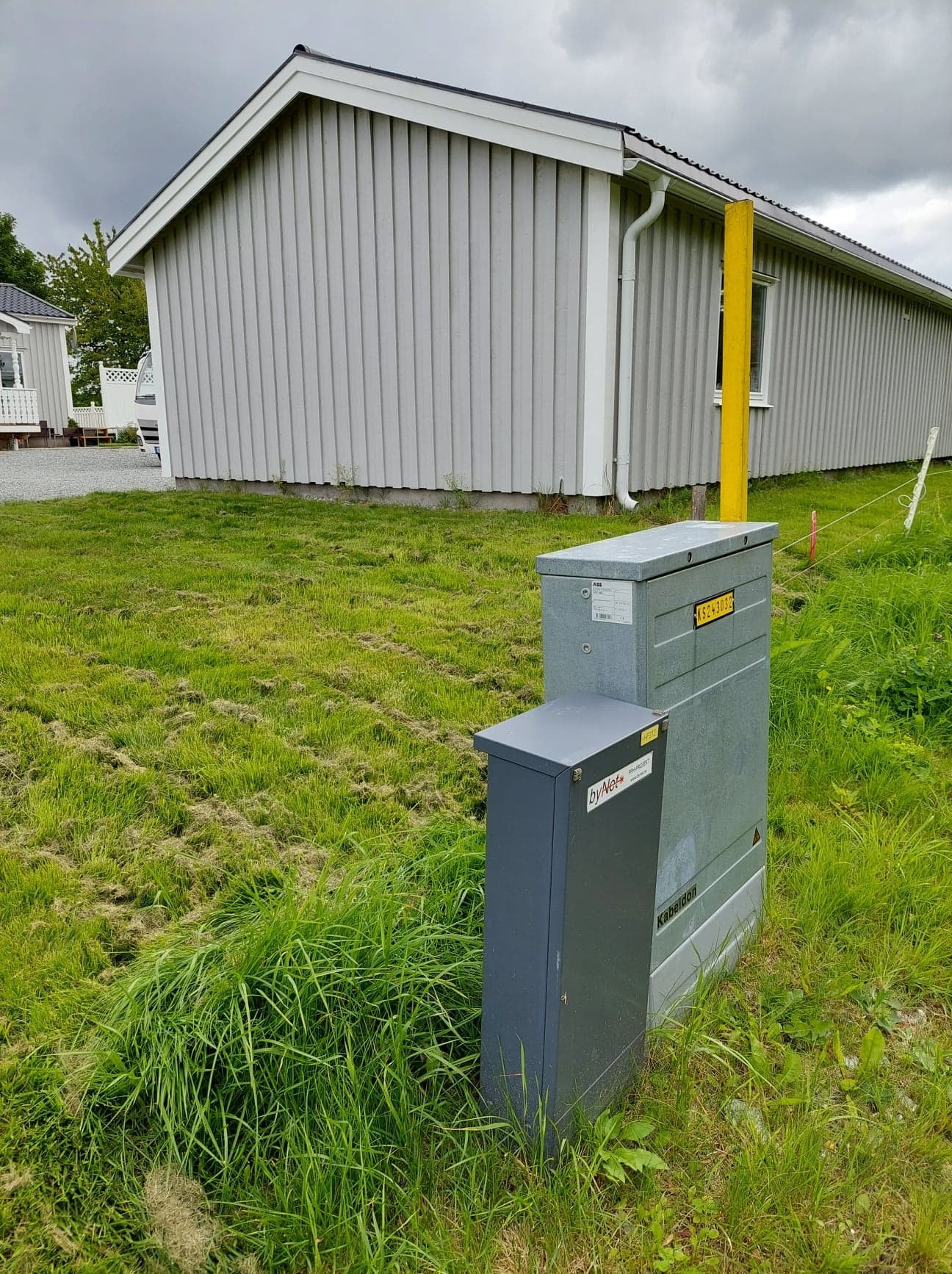 Det er tilkoblingsboks for internett og kabel-TV ved tomtegrensen. Galleribilde