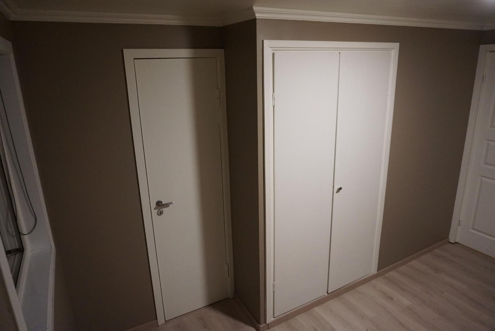 Boddør til venstre og klesskap til høyre Galleribilde