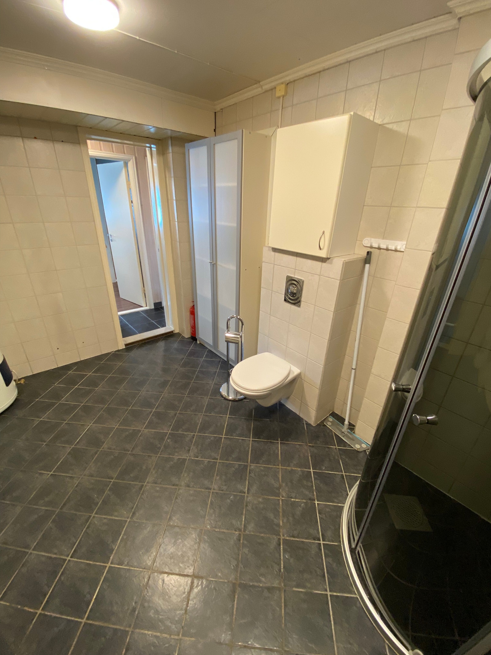 Vegghengt WC på bad Galleribilde