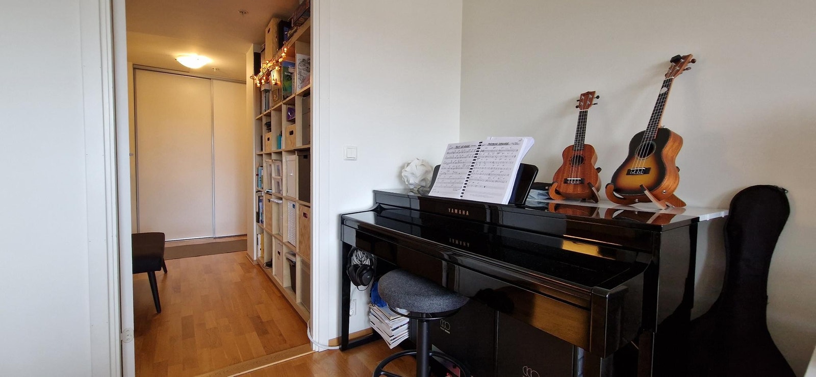 Hylleseksjon i gangen fra stuen Galleribilde