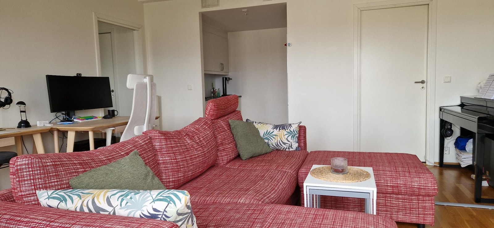 Stue mot kjøkkenkroken Galleribilde