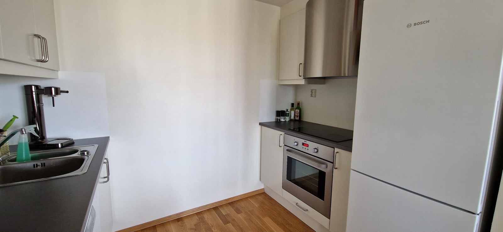 Kjøkkenbenken med kokeplate og komfyr Galleribilde