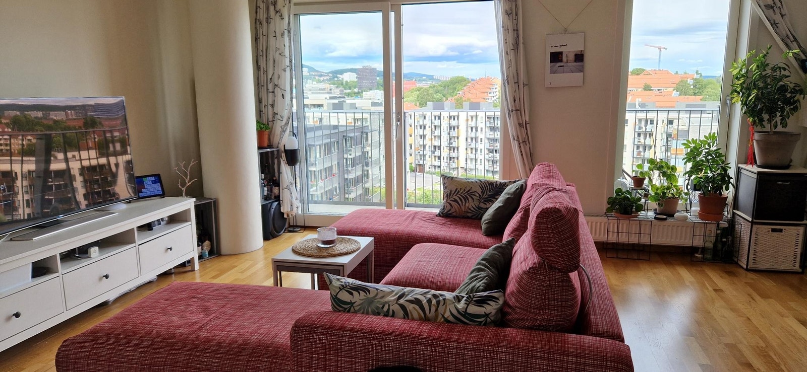 Stue mot balkong Galleribilde