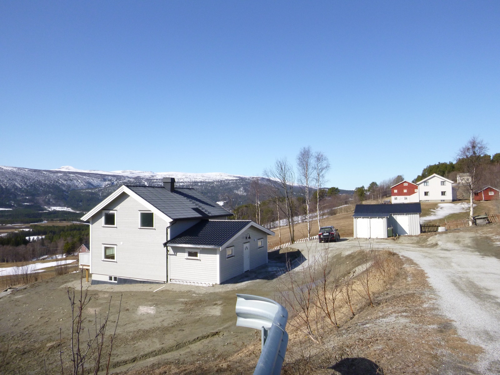 Hus og tomt sett fra avkjøring Galleribilde