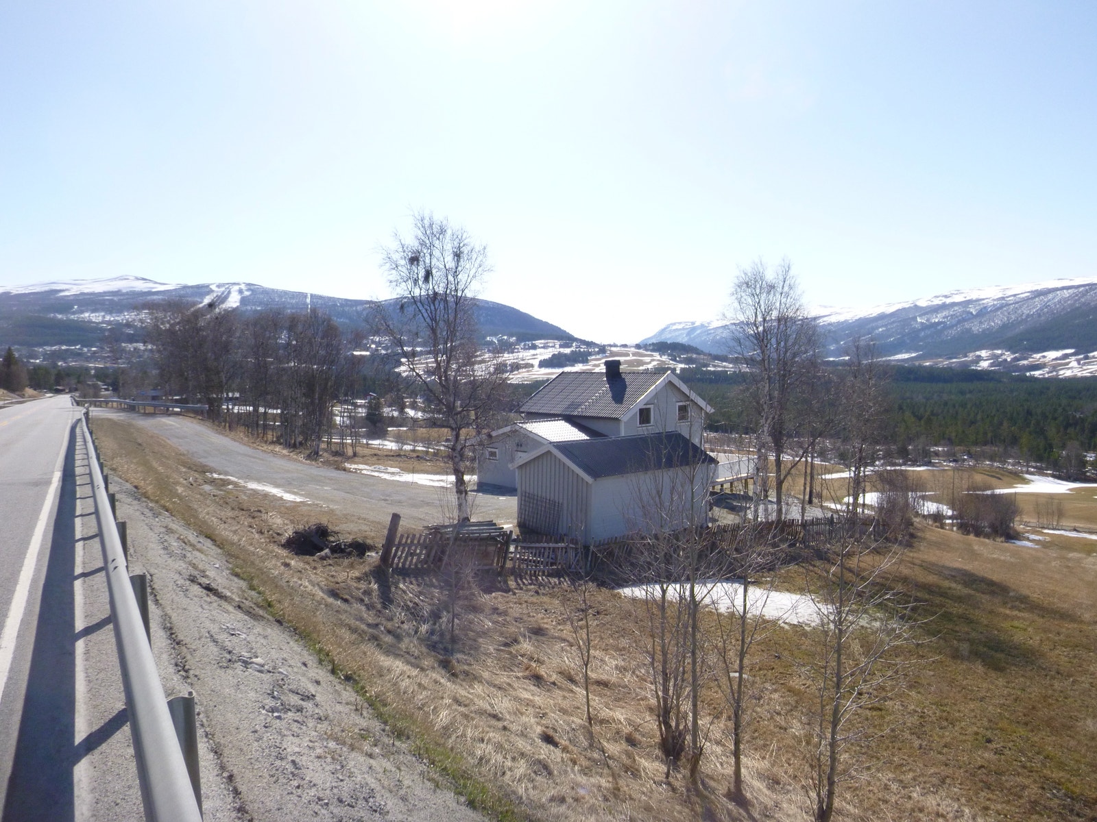 Hus og tomt sett fra E136 Galleribilde