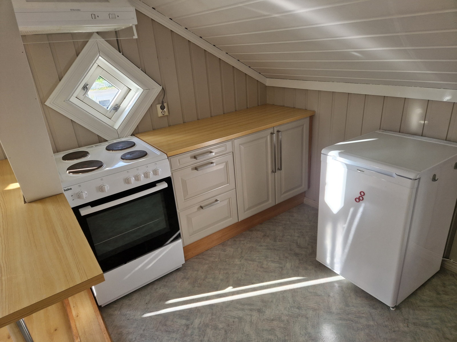 Nytt kjøkken med komfyr og kjøleskap Galleribilde