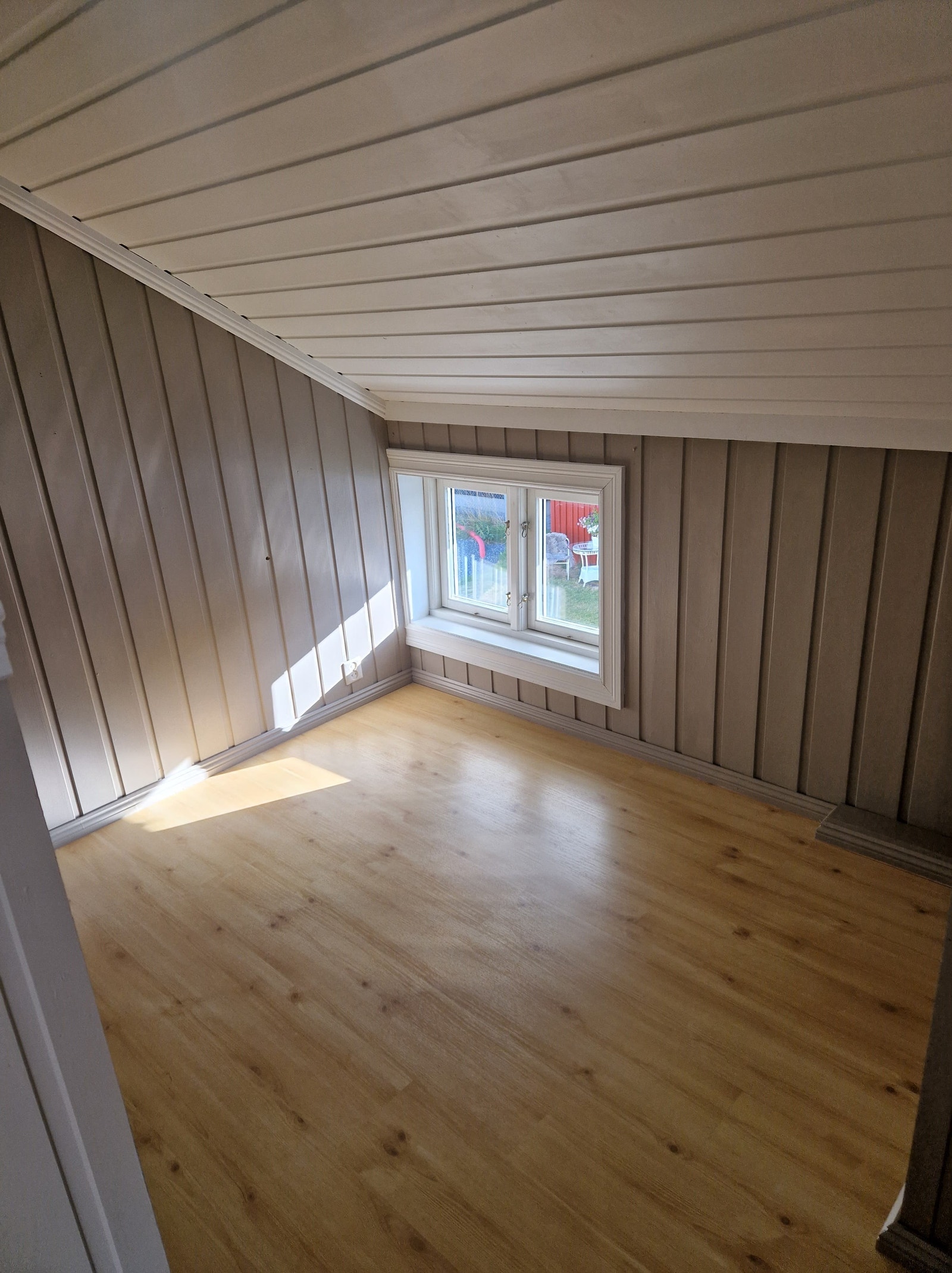 Sovealkove m/ vindu mot hagen Galleribilde