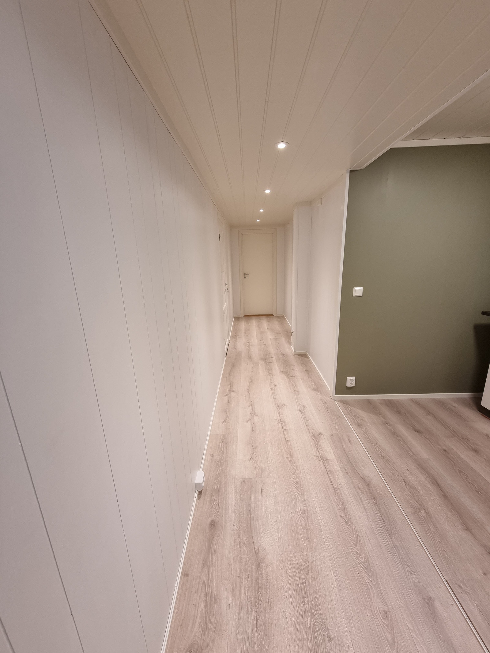 Gang fra inngangsdør Galleribilde