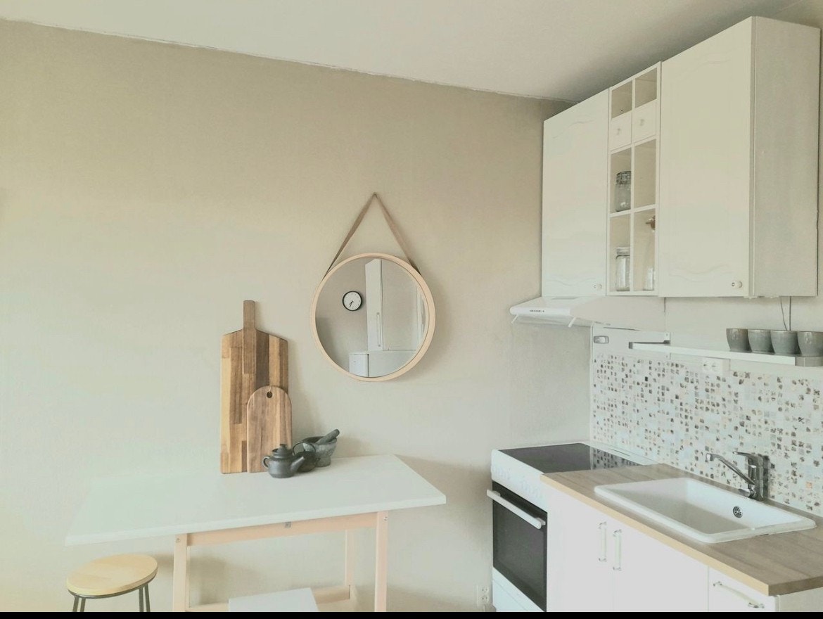 Kjøkken med komfyr, oppvaskmaskin og kjøleskap. Galleribilde