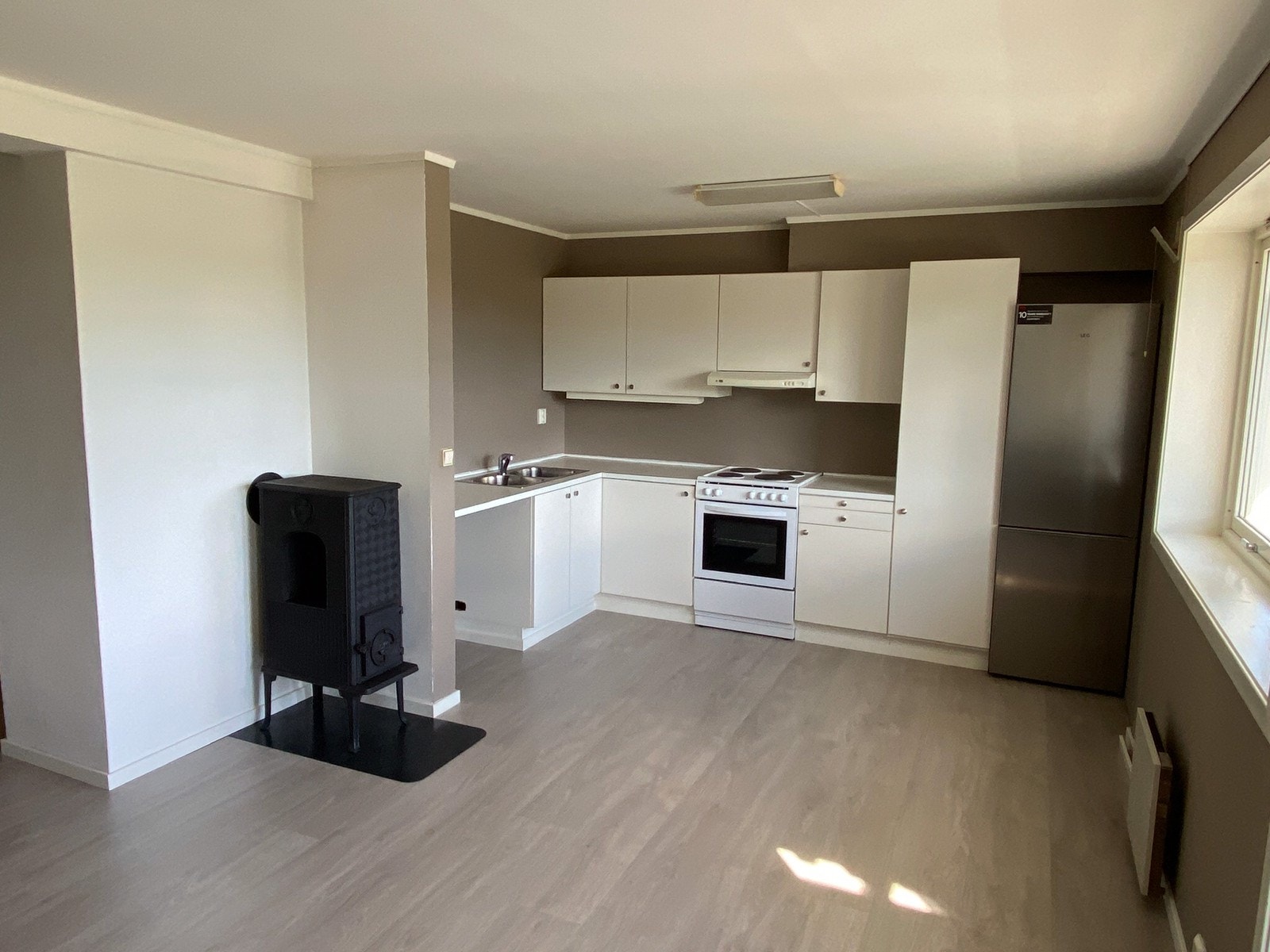 Kjøkken og vedovn. Nytt kombiskap sommer 22 - plass til oppvaskmaskin Galleribilde