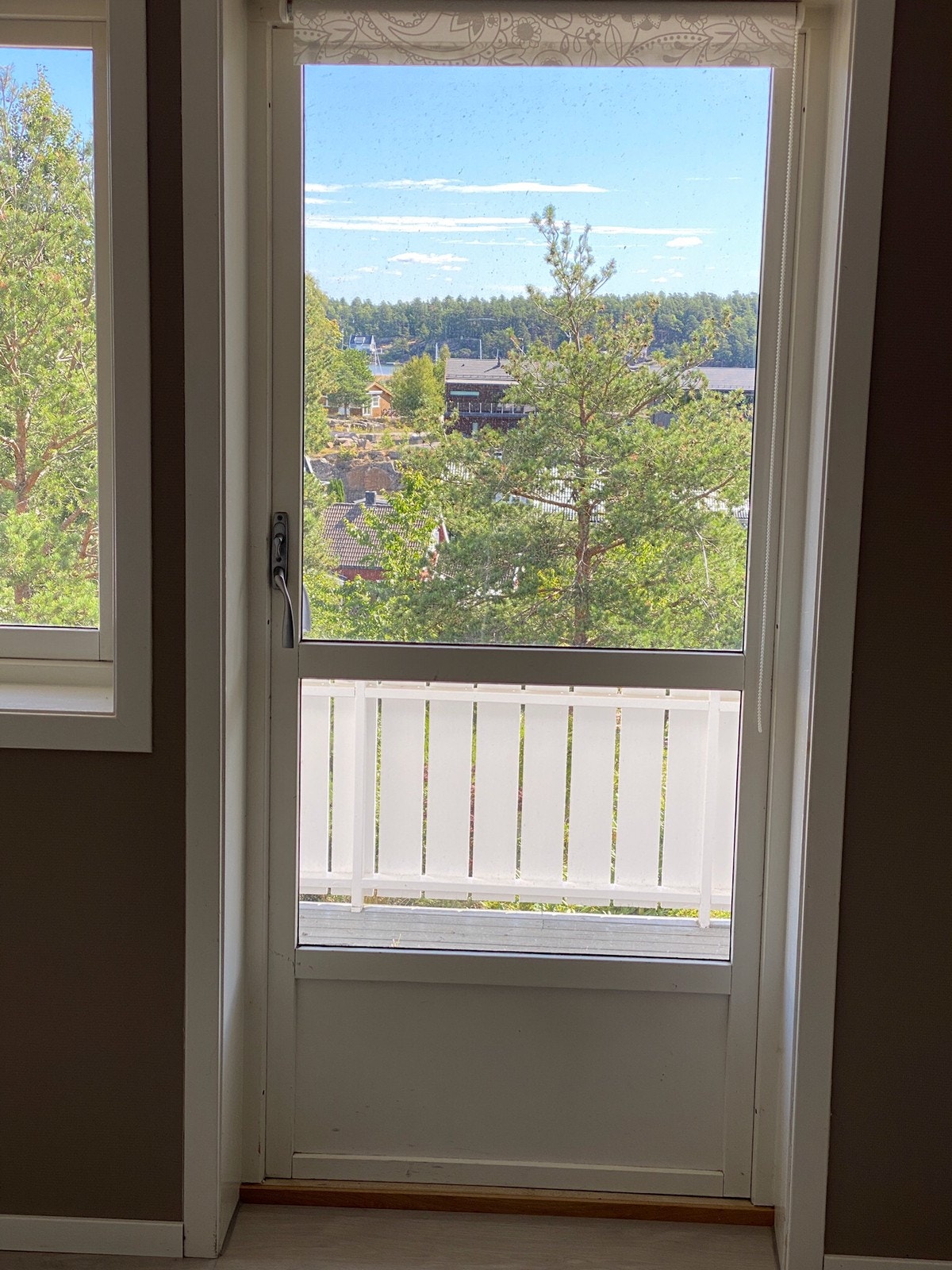 Terrassedøren med glimt av sjø Galleribilde