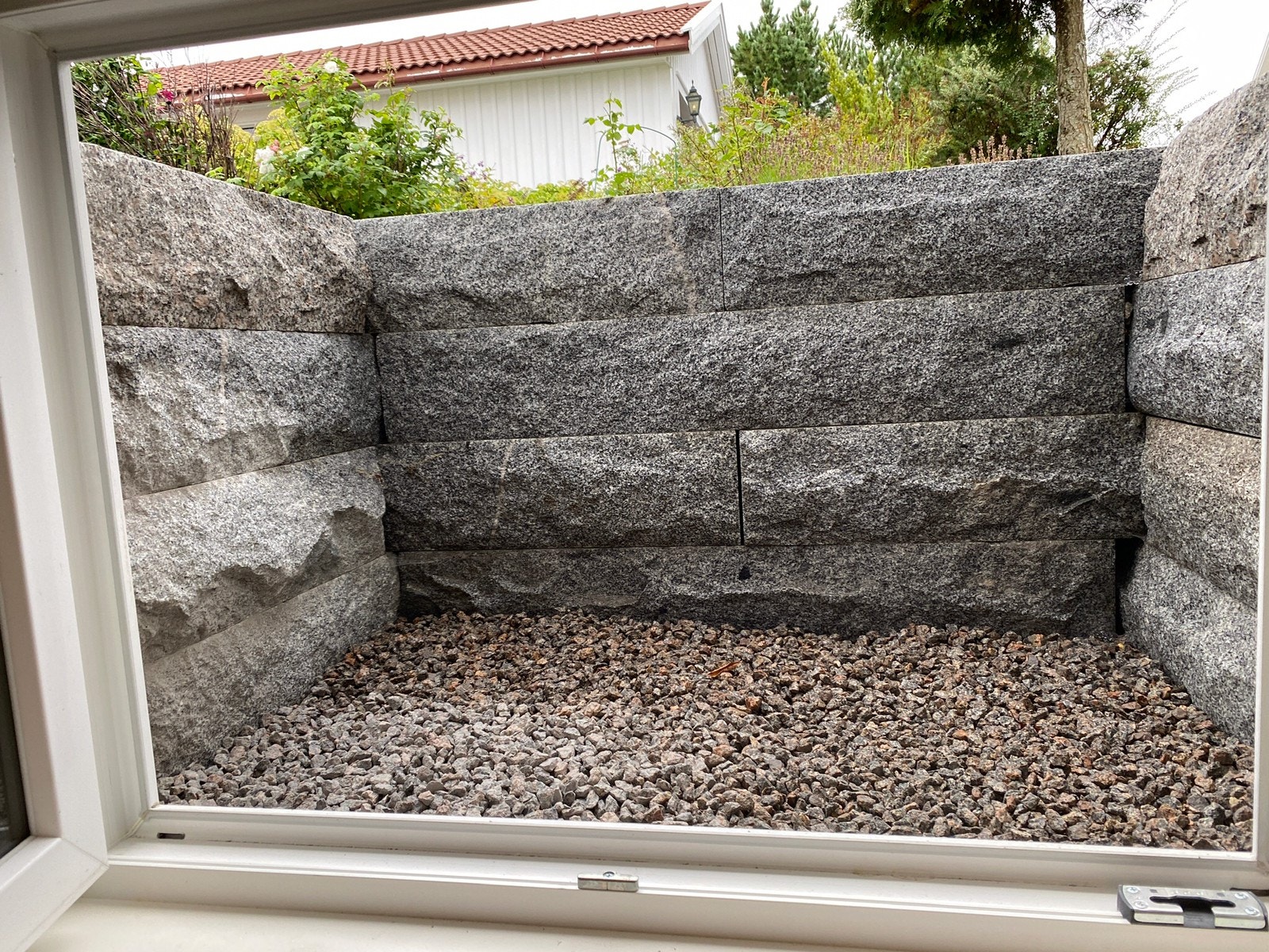 Lysgrav til vindu Sov 2 - gjort av Strandmann anleggsgartnere og etter forskrift Galleribilde