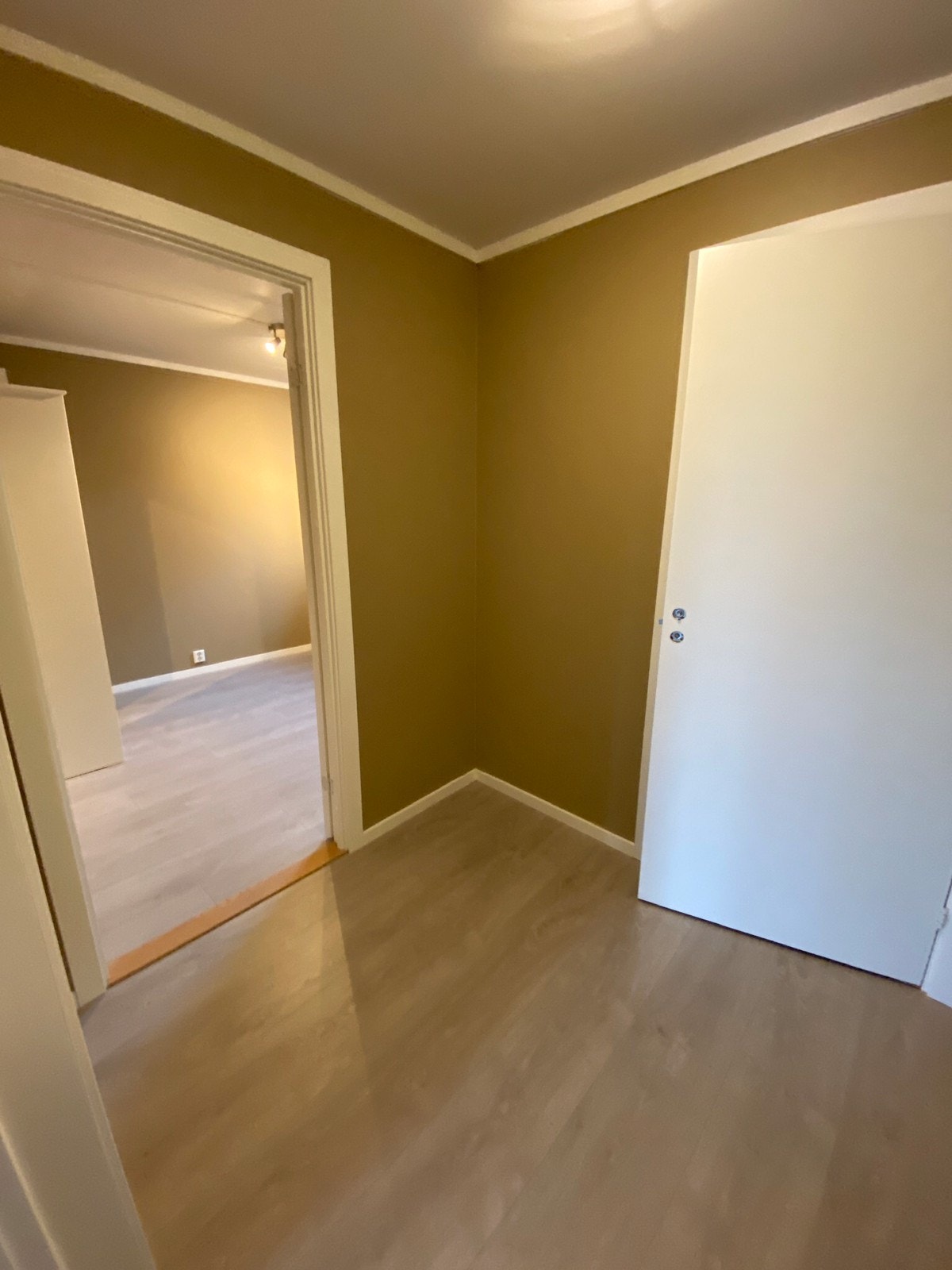 Liten gang mellom Sov 2 og vaskerom Galleribilde