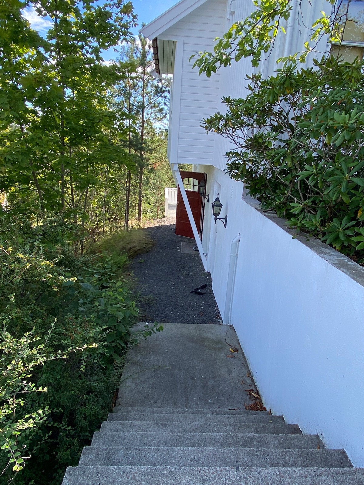 Trapp ned til inngang til leiligheten Galleribilde