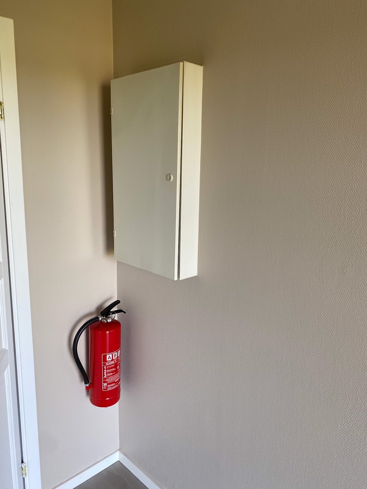 Sikringsskap og brannslukker Galleribilde