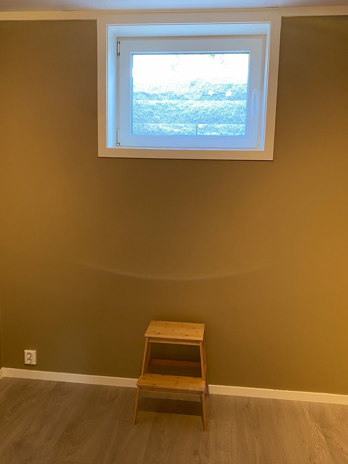 Nytt Sov 2 i 2022 med forskriftsmessig stort vindu som slår innover og stor lysgrav på utsiden Galleribilde