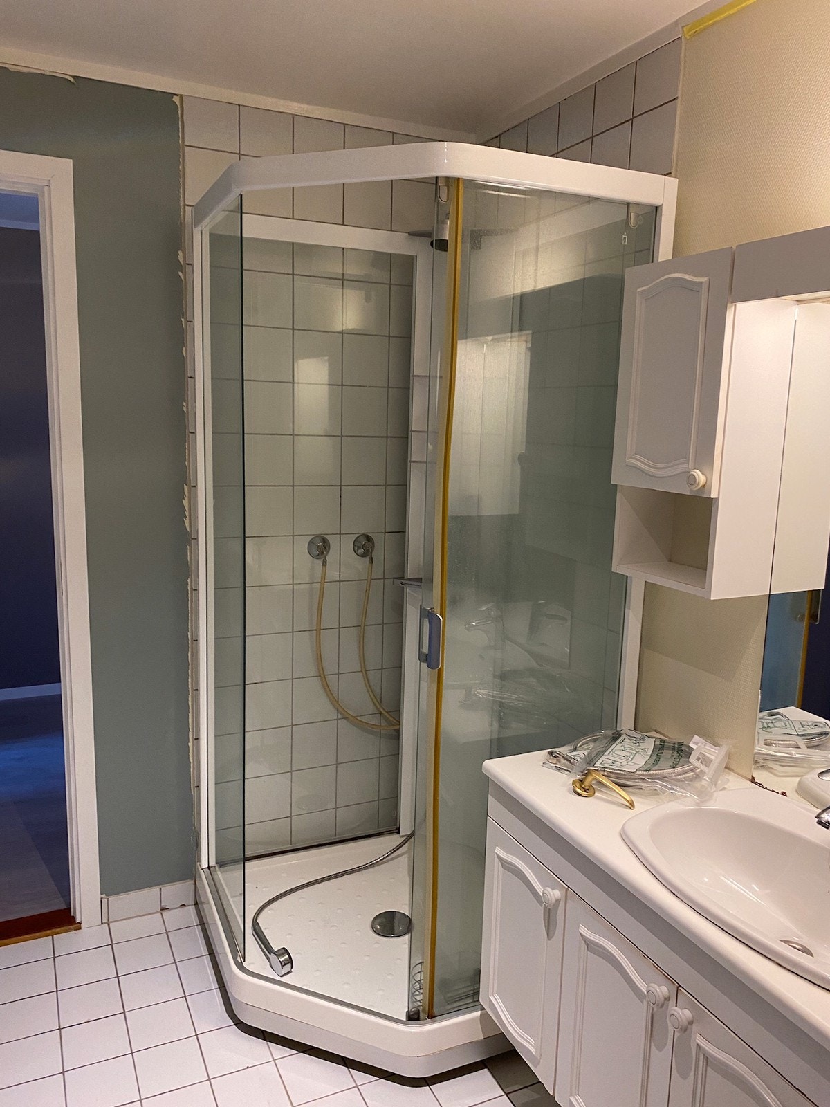 Dusjkabinett som på bildet - skap, vask og speil er skiftet. Galleribilde