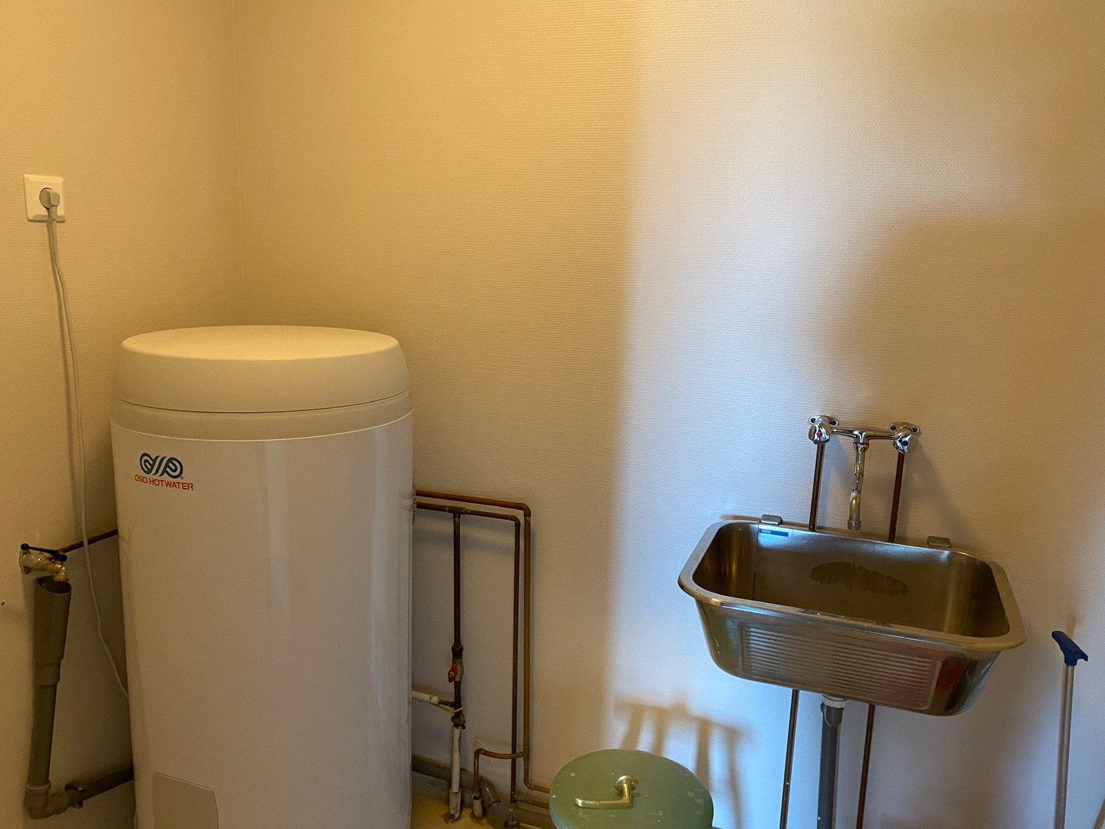 Vaskerom med ny varmtvannstank i 2022 Galleribilde