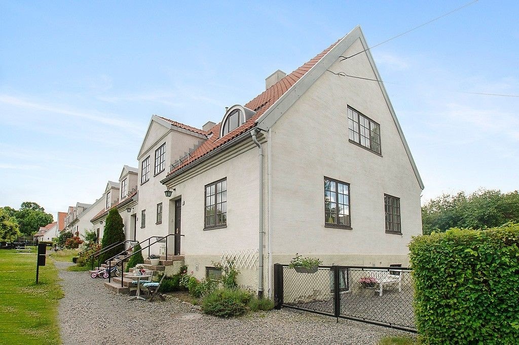 Hageby bolig med inngang Galleribilde