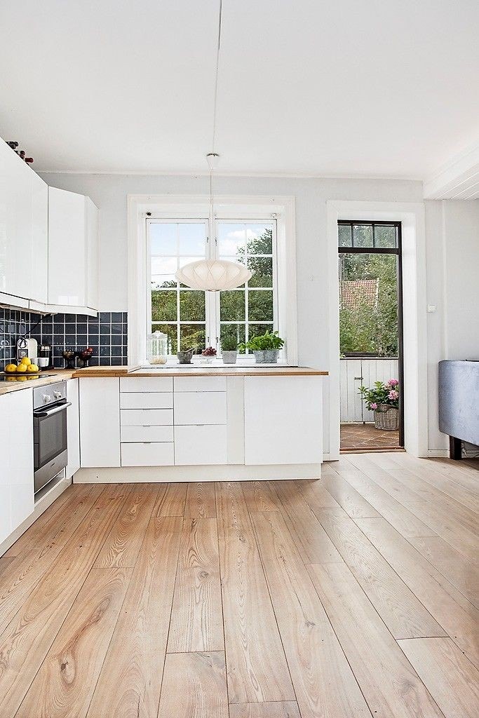 Kjøkken med utgang til balkong Galleribilde