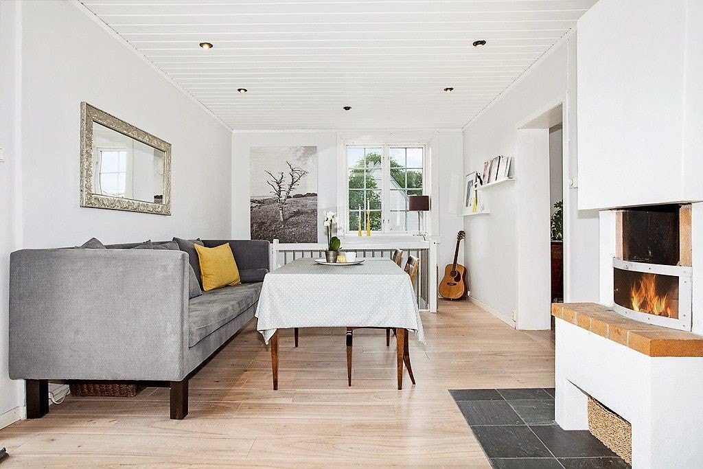 Hyggelig fellesareal med peis Galleribilde