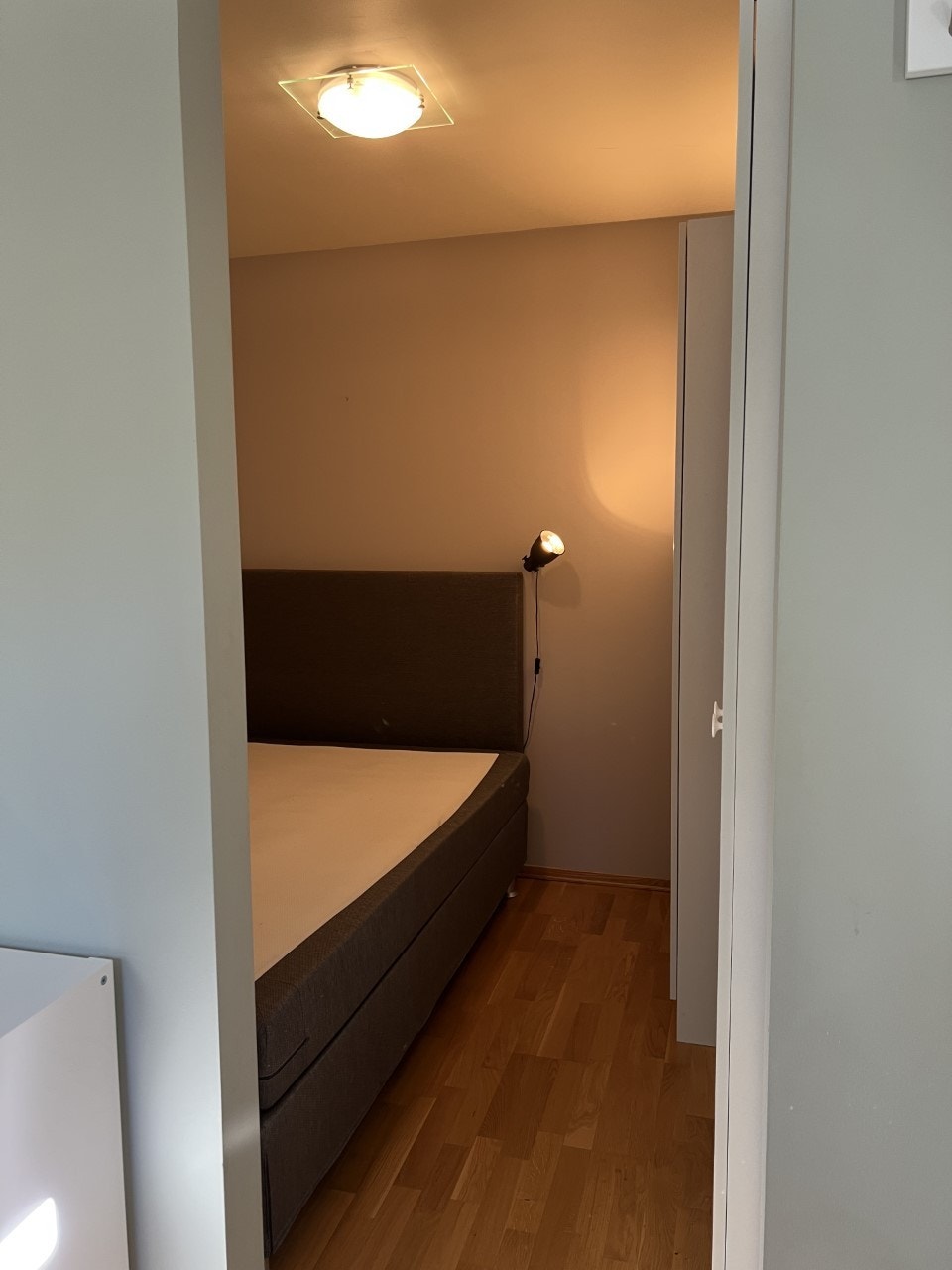 Sovealkove med 150cm bred seng og 2 stk skap Galleribilde