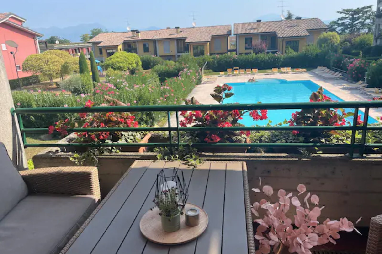 Terrasse med utsikt til basseng Galleribilde