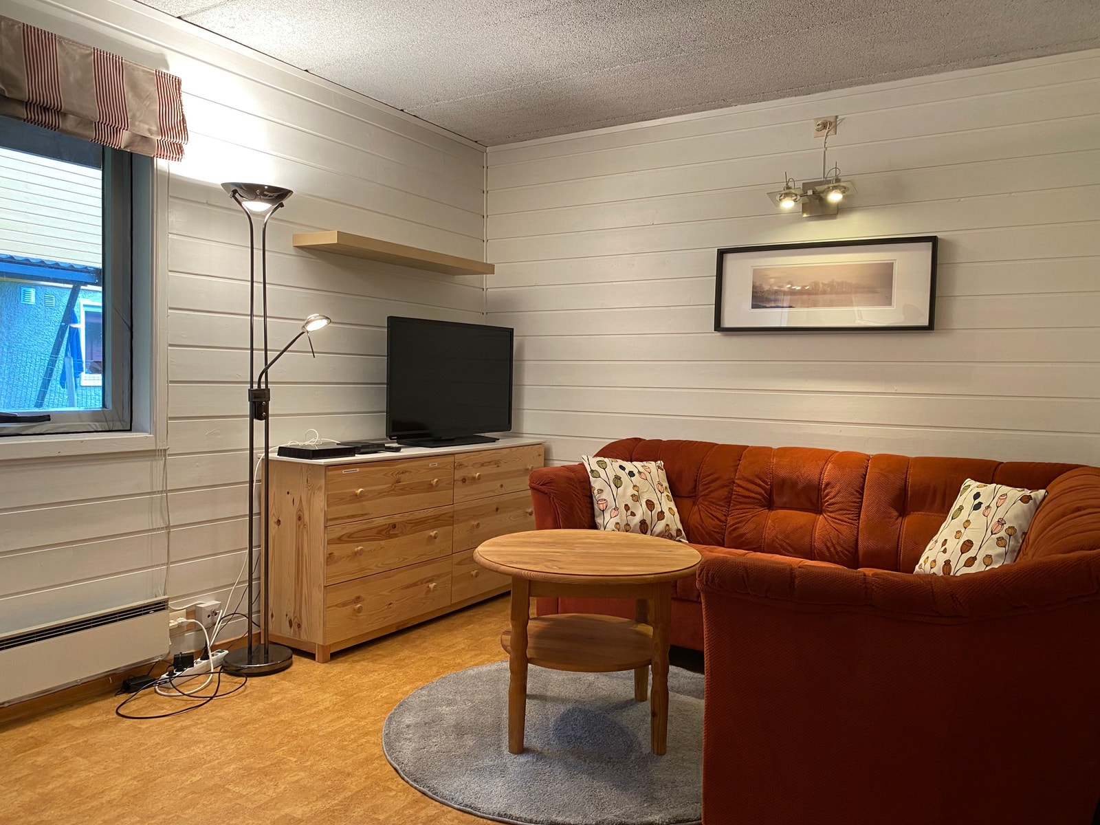 Koselig felles stue med skjerm. Stort vindu 120 x 110 cm. Galleribilde