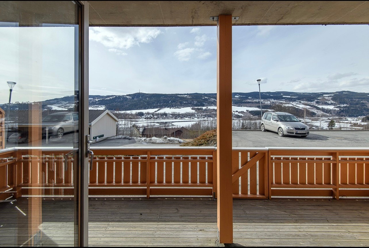 Fin stor terasse med god plass til utemøbler Galleribilde