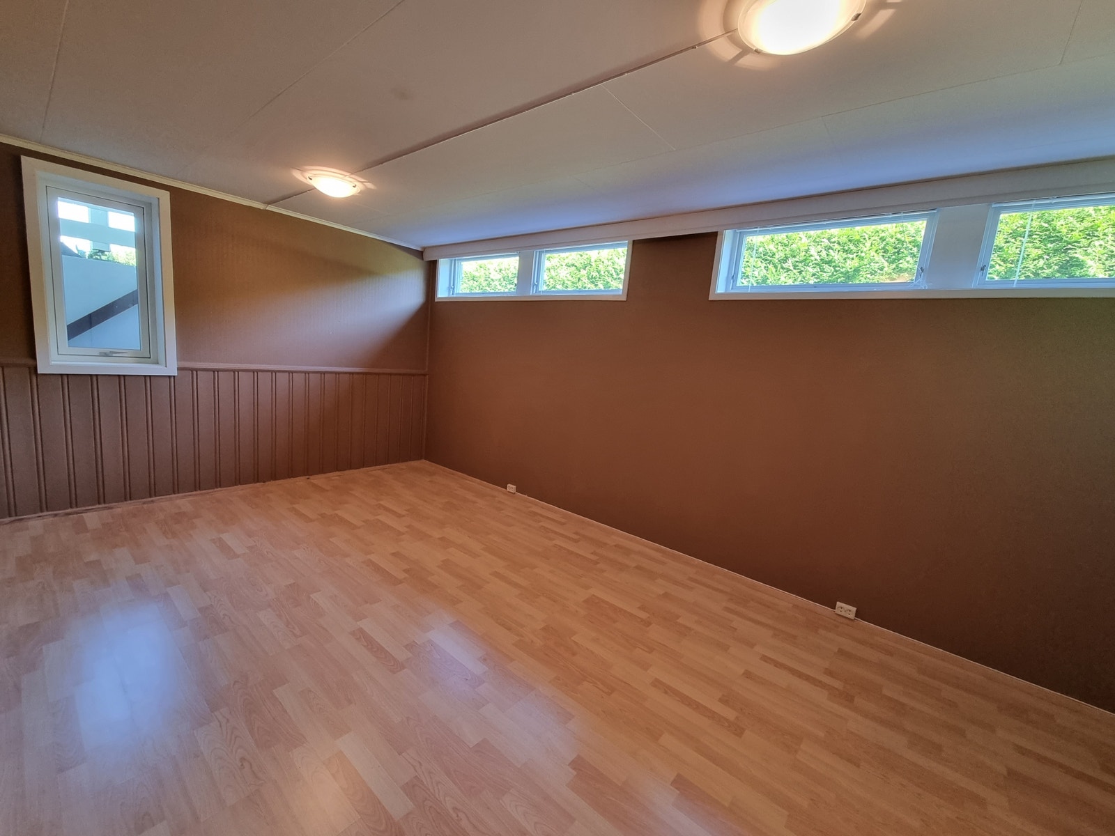 17 kvm oppholdsrom. Godt med lys, og plass til å møblere for både seng og sofakrok. Vi har seng (120cm), stuebord, og tv-benk, og kan være behjelpelig med å skaffe sofa. Galleribilde