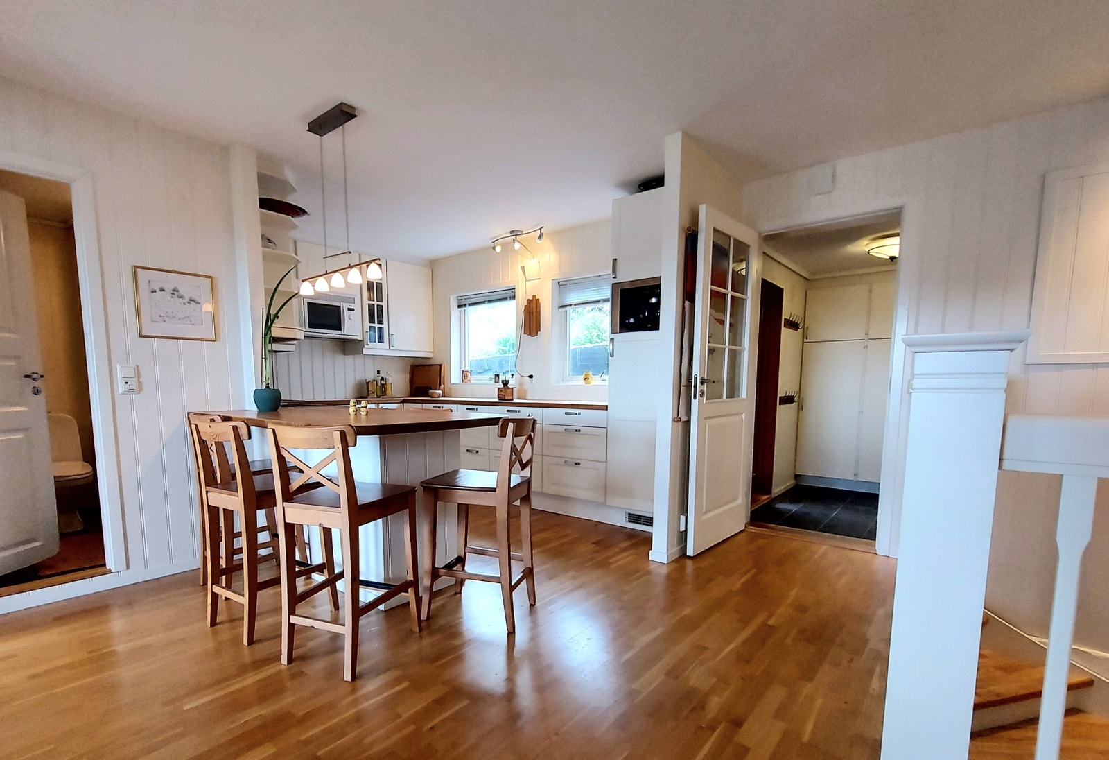 Trapp ned til underetasjen til høyre i bildet Galleribilde