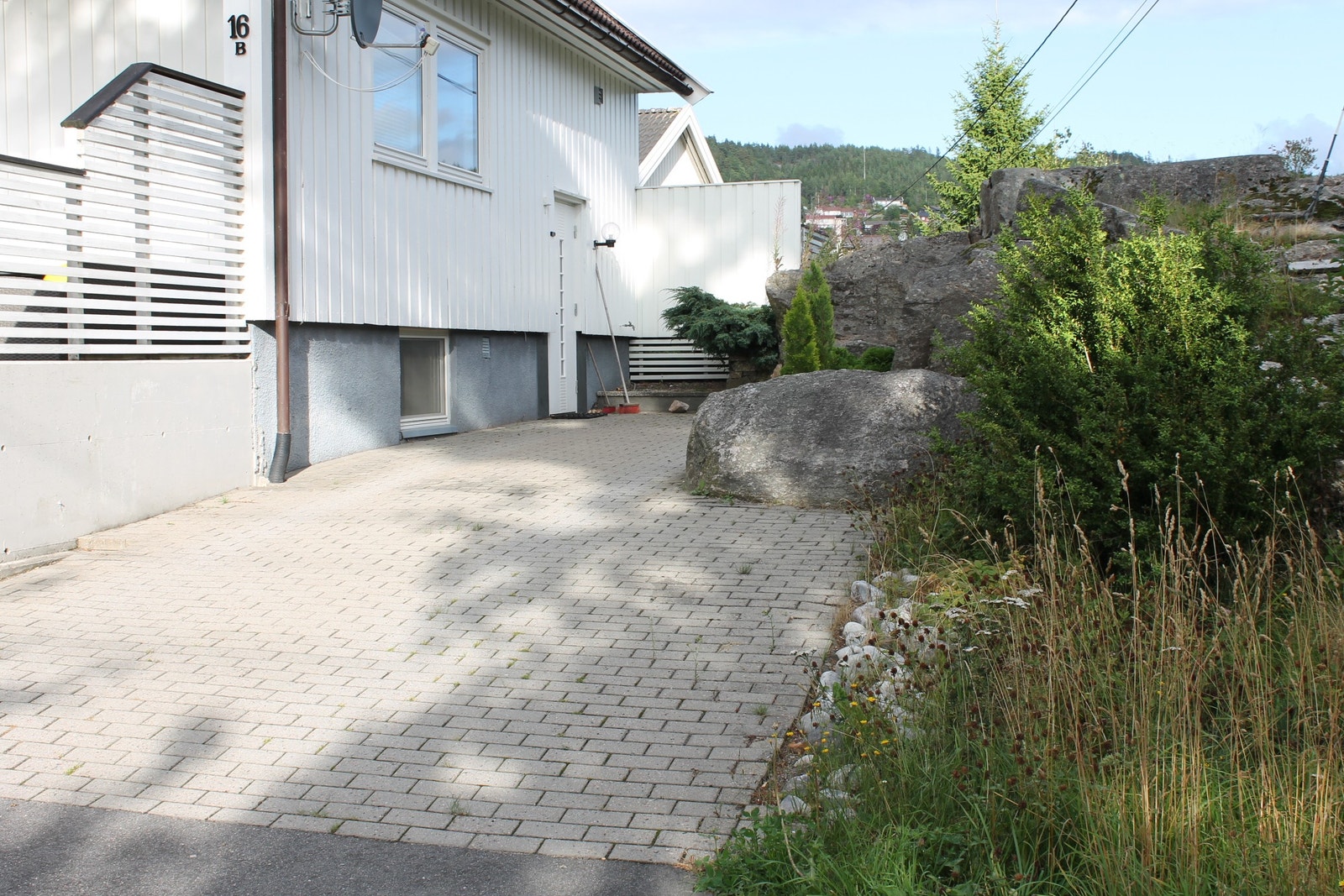 Egen innkjøring/parkeringsplass til leiligheten Galleribilde