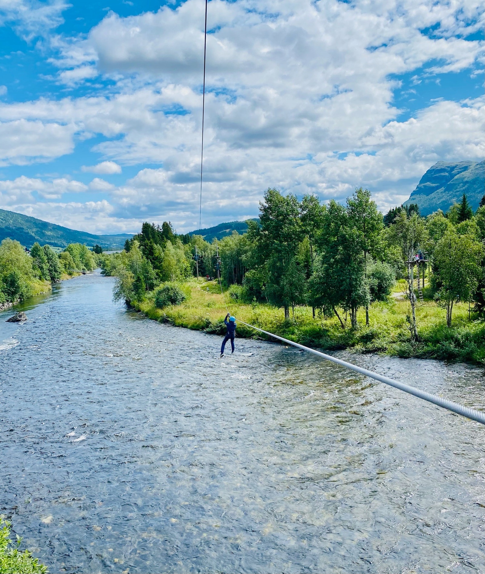 Zip-line over Hemsil-elva på Høyt&Lavt Galleribilde