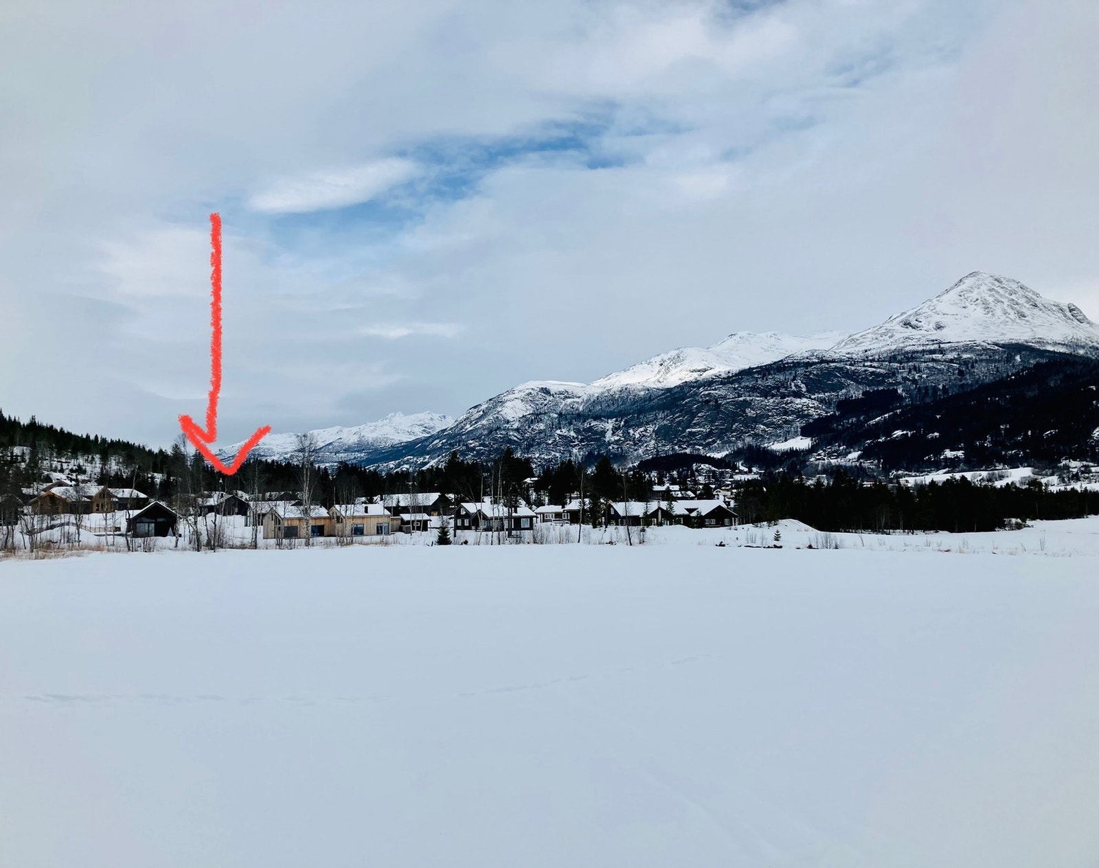 Pil til hytta sett fra langrennsløypene i dalen Galleribilde