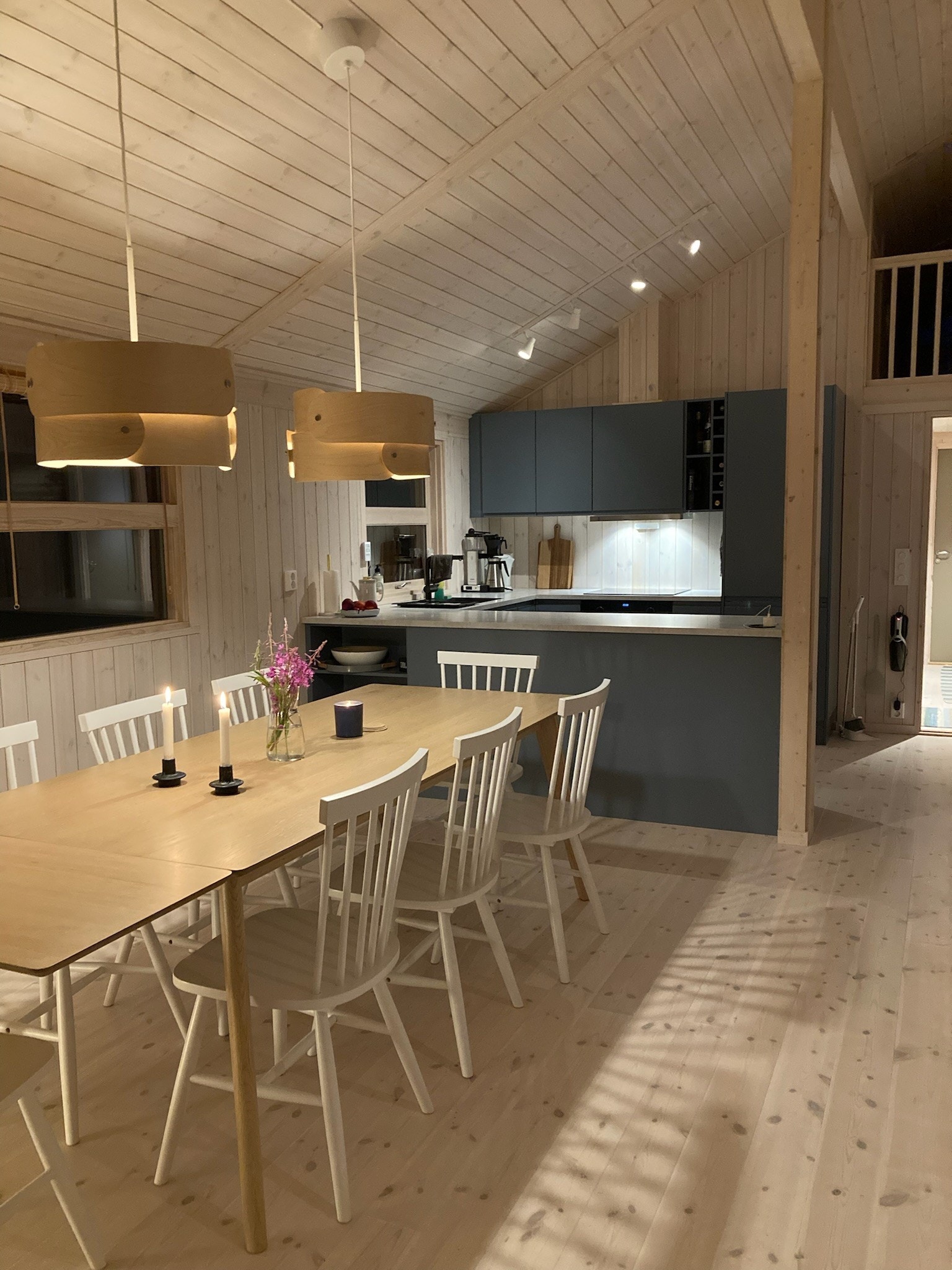 Spisebordet har en ekstra ileggsplate og ekstra stoler i boden. Galleribilde