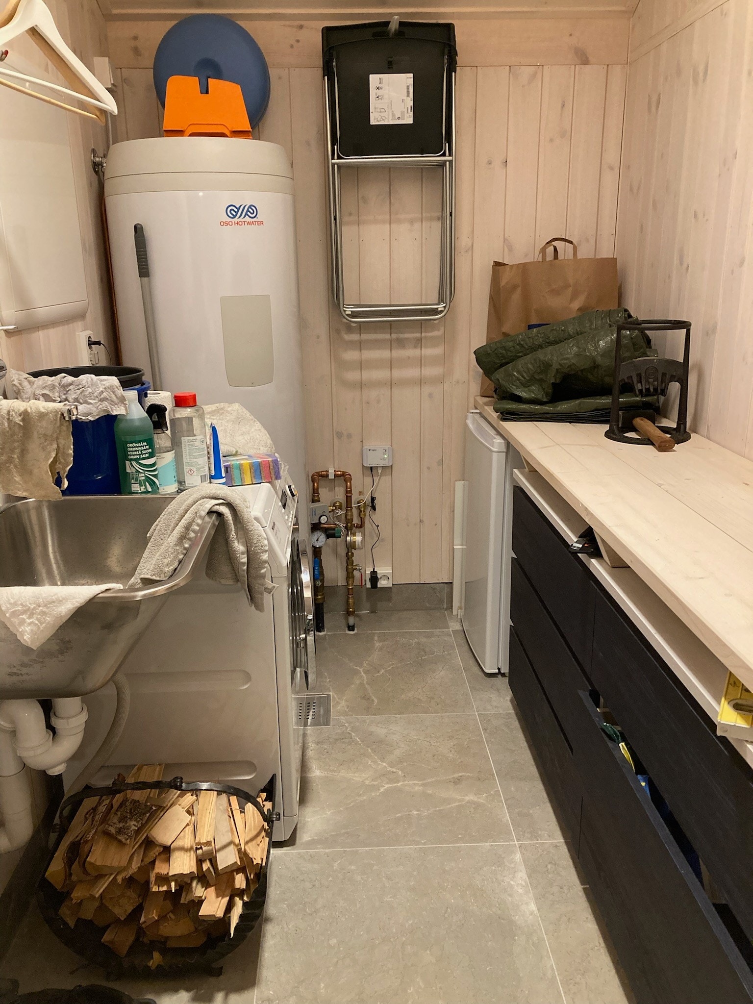 Bod med vaskemaskin, fryser og skotørker, blant annet. Galleribilde