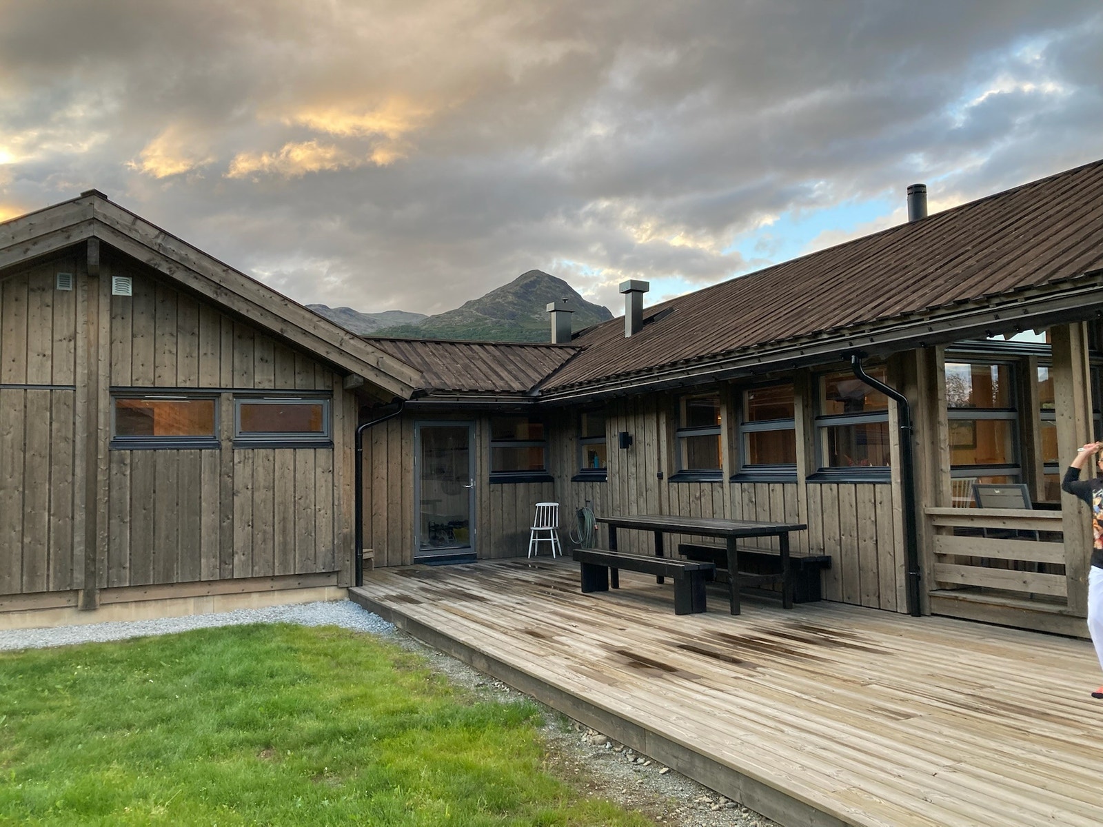 Baksiden av hytta med platting og plen Galleribilde