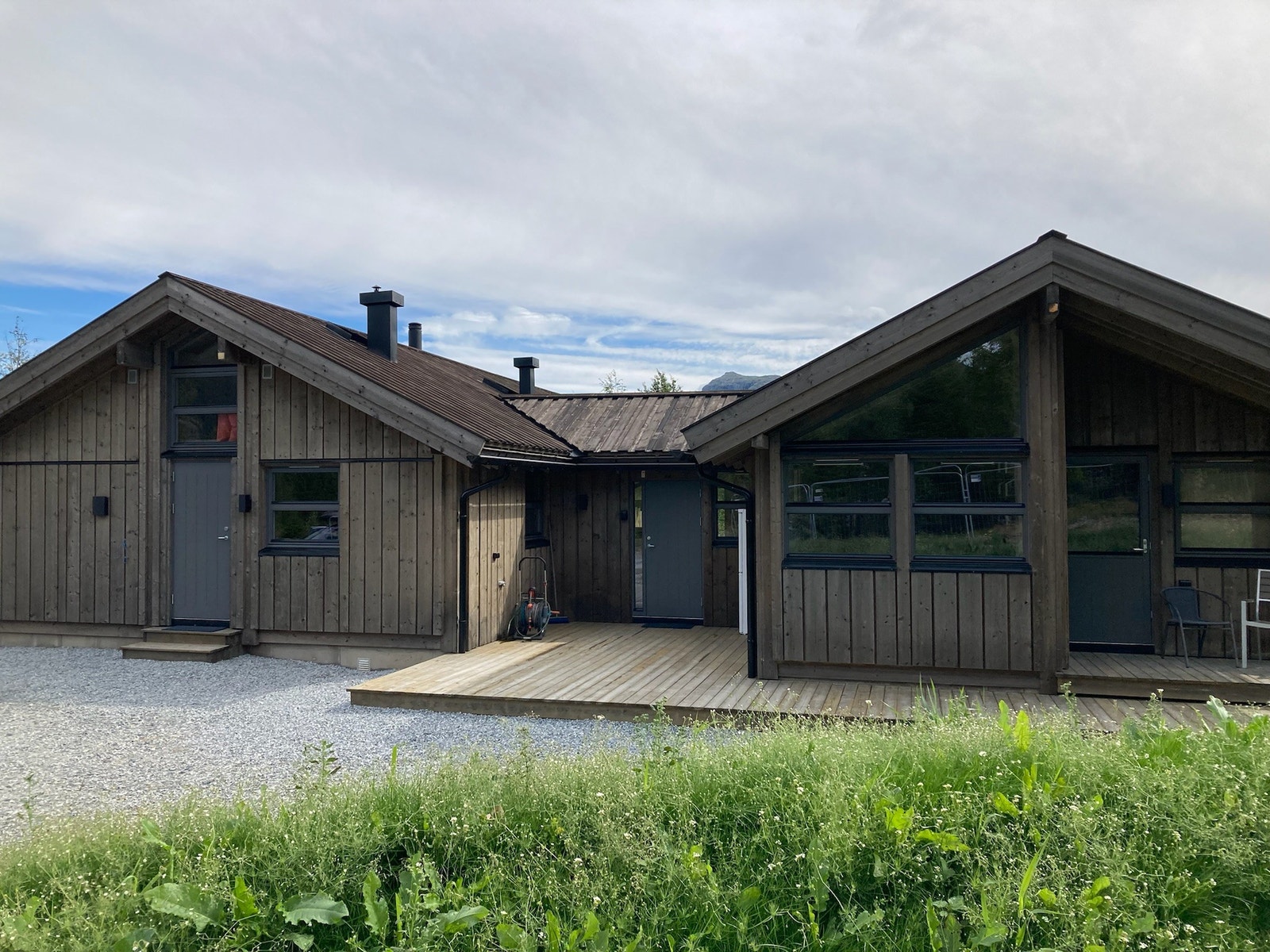 Hytta sett fra veien, med plass til 3-4 biler utenfor Galleribilde