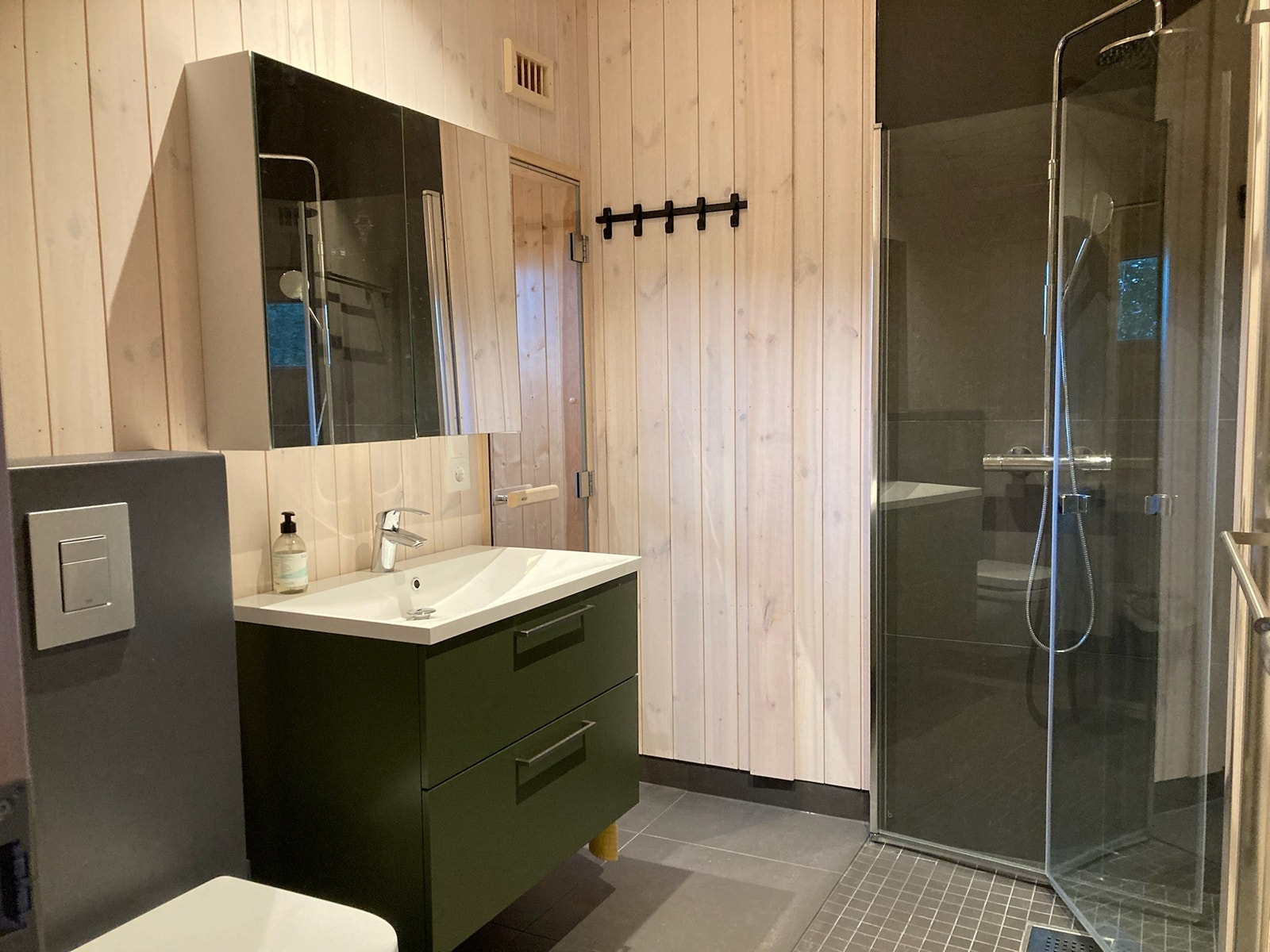 Badet i lillehytta, med inngang til badstu Galleribilde