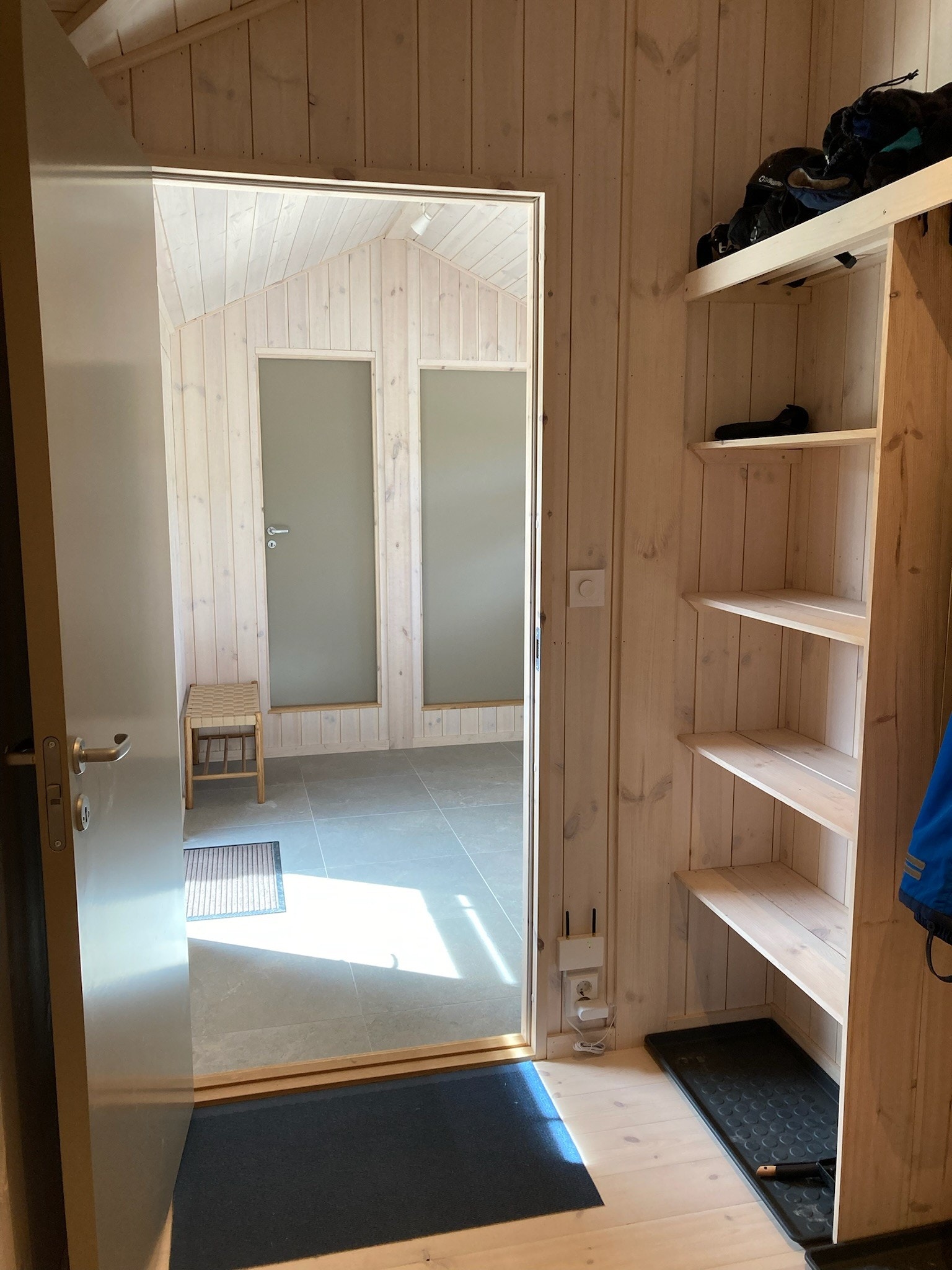 Gangen i storehytta med plass til klær og støvler Galleribilde