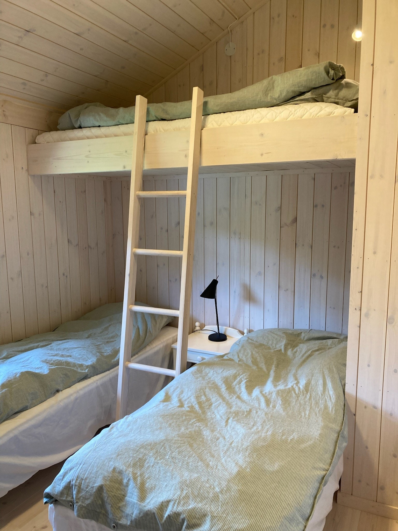 Tre senger på soverom 2 i hovedhytta Galleribilde