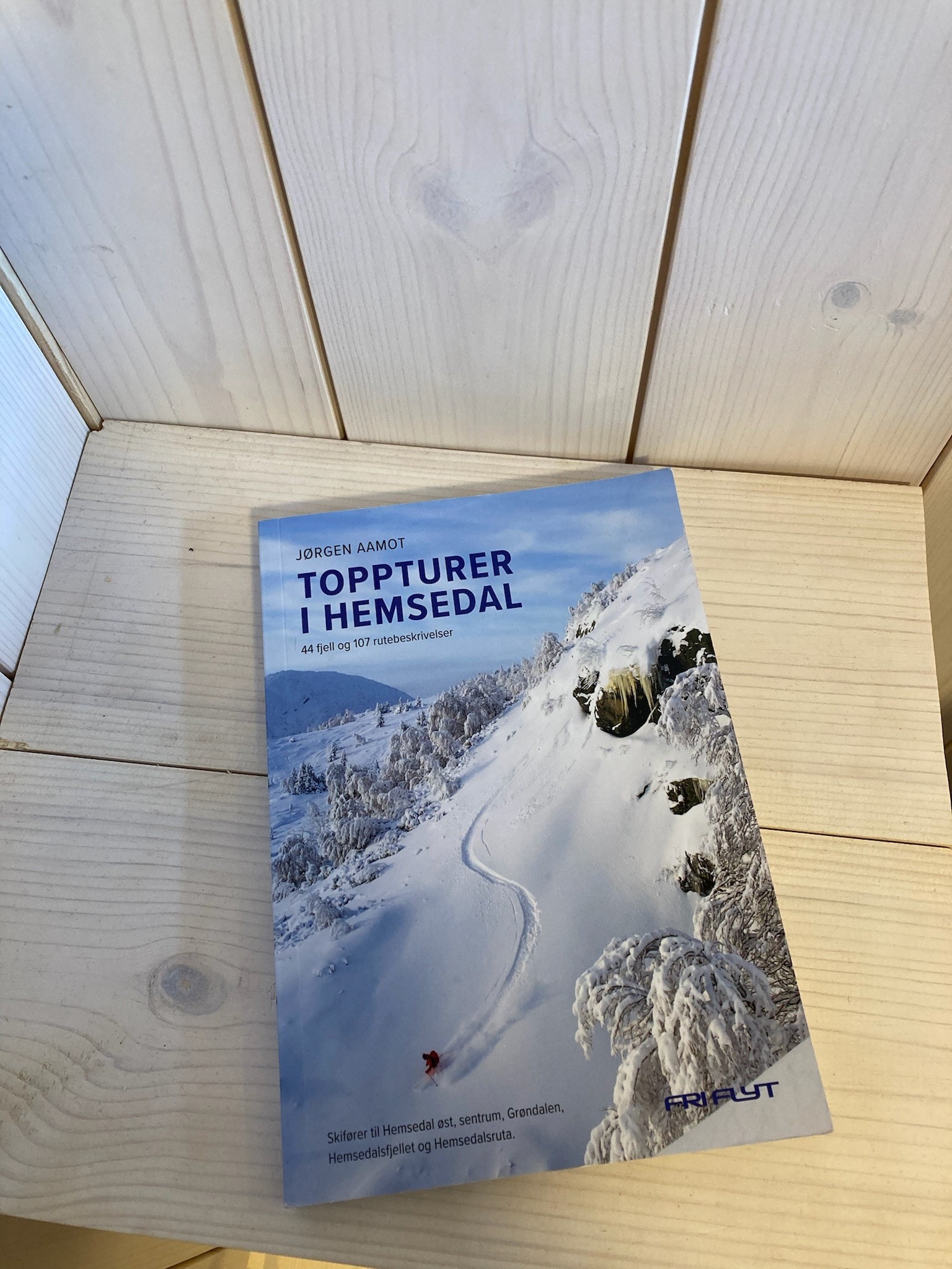 Det finnes bøker til inspirasjon i hytta Galleribilde