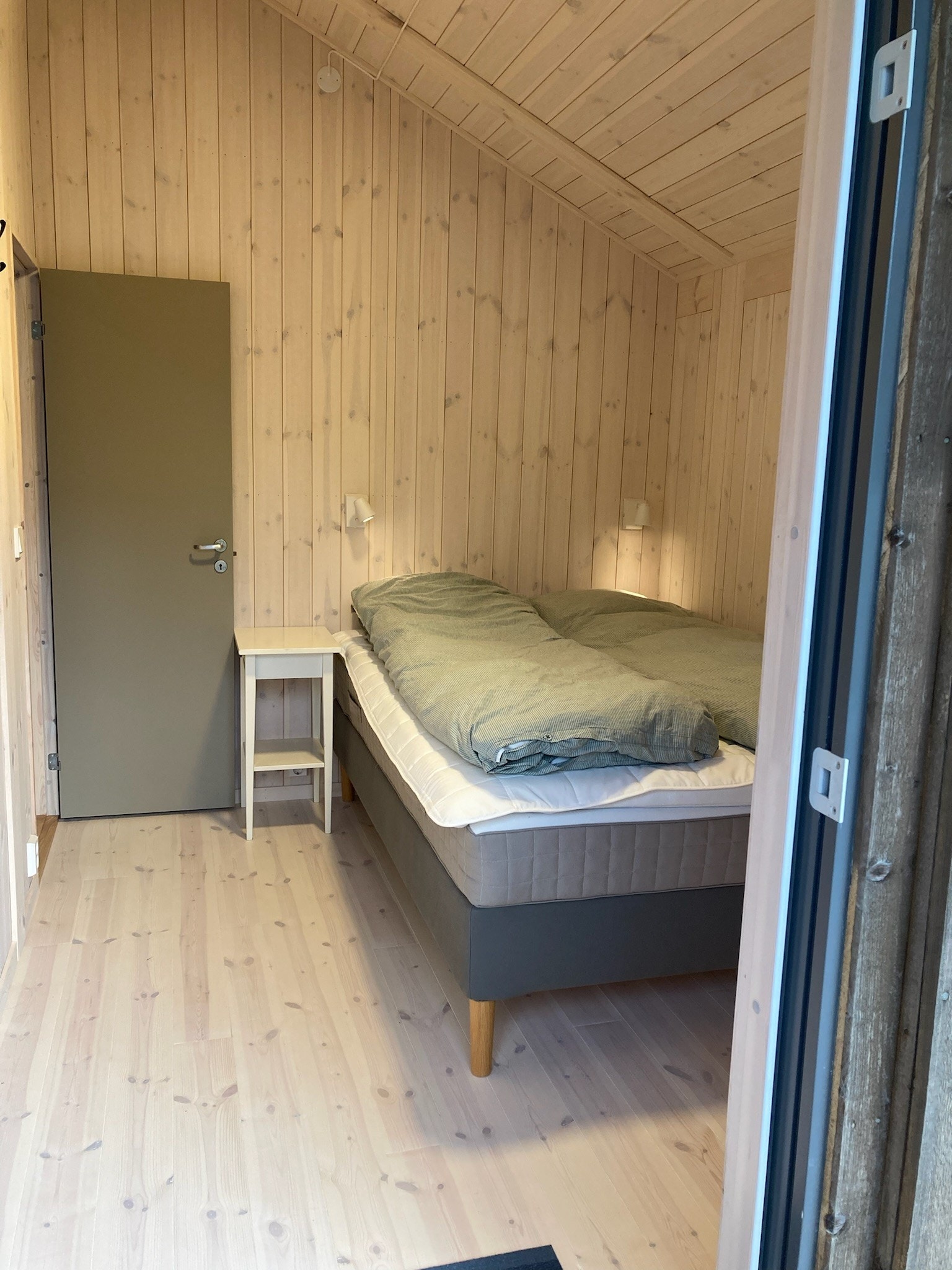 Dobbeltseng i den lille hytta, utgang til liten terrasse Galleribilde