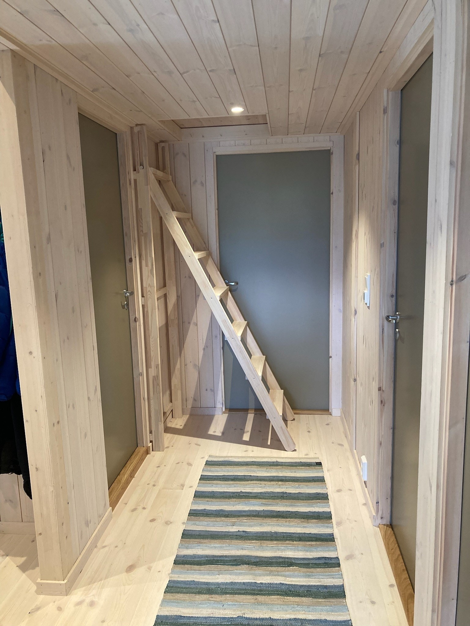 Stigen opp til hemsen (kan skyves helt inn til veggen) Galleribilde